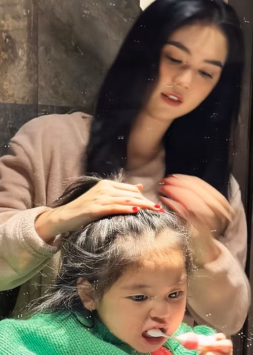 Ngọc Trinh cho biết, vì thương anh trai gà trống nuôi 5 con nên cô quyết định để bé He về sống cùng.