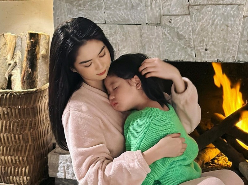 Chân dài gốc Trà Vinh tự tay chăm sóc con gái nuôi dù có người giúp việc.