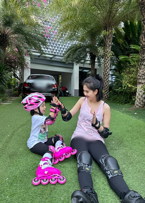 Ngọc Trinh cùng con gái chơi các môn thể thao.
