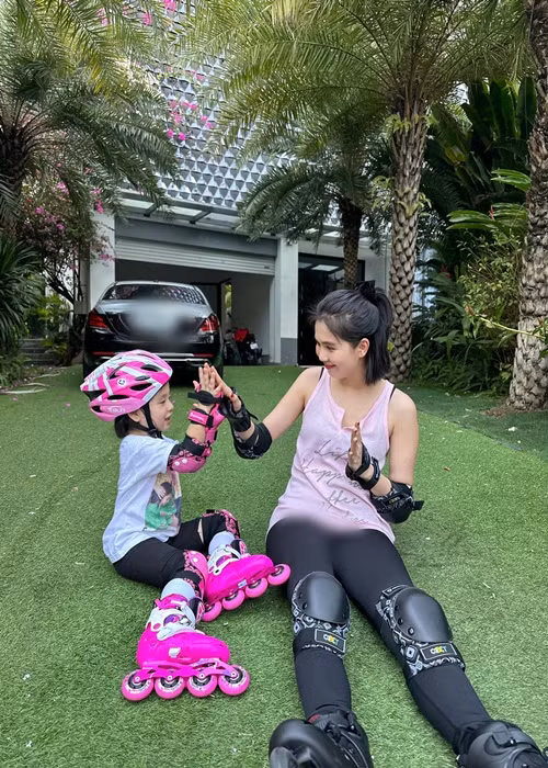 Ngọc Trinh cùng con gái chơi các môn thể thao.