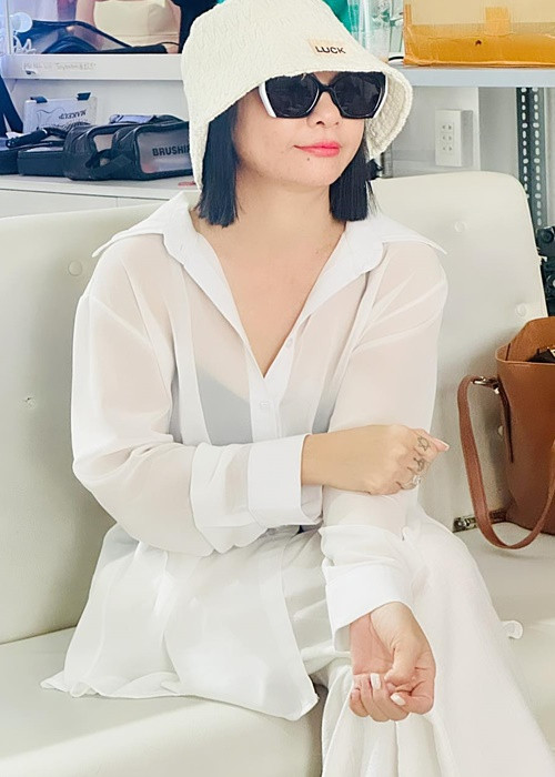 “Cát không giàu có như mọi người nghĩ đâu ạ. 10, 20 năm trước Cát diễn nhiều và có nhiều tiền. Lúc đó Cát có cứu giúp rất nhiều. Nhưng sau dịch, thật sự Cát đuối ạ. Cha mẹ già cũng đau lên bệnh xuống. Nếu có cứu cho phép Cát cứu cha mẹ Cát trước ạ. Cát còn con của Cát nữa”, nữ diễn viên bày tỏ. Ảnh: FB Cát Phượng.