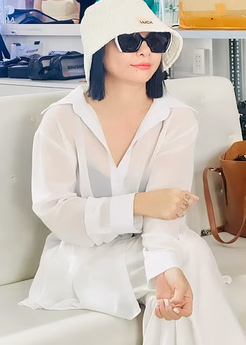 “Cát không giàu có như mọi người nghĩ đâu ạ. 10, 20 năm trước Cát diễn nhiều và có nhiều tiền. Lúc đó Cát có cứu giúp rất nhiều. Nhưng sau dịch, thật sự Cát đuối ạ. Cha mẹ già cũng đau lên bệnh xuống. Nếu có cứu cho phép Cát cứu cha mẹ Cát trước ạ. Cát còn con của Cát nữa”, nữ diễn viên bày tỏ. Ảnh: FB Cát Phượng.