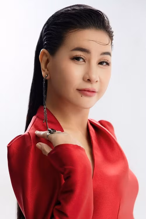 Cát Phượng chia sẻ trên Vietnamnet, cô ít đi diễn, nguồn thu nhập chính đến từ bán hàng online và quán cà phê. Ảnh: FB Cát Phượng.