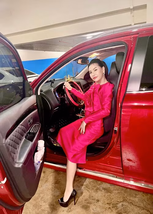 Nữ diễn viên còn tiết lộ, chiếc xe mà cô đang đi là bạn trai cho 500 triệu đồng để mua. Ảnh: FB Cát Phượng.