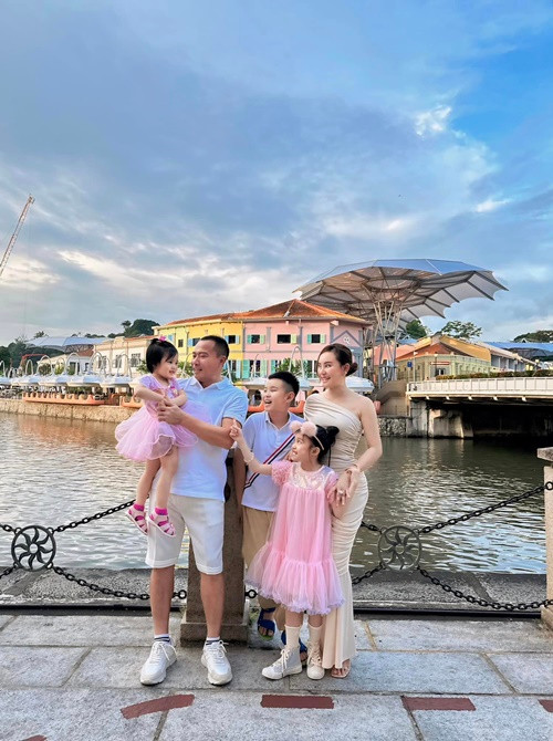 Trong chuyến đi, nữ ca sĩ khoe các con đều đã biết lo lắng, quan tâm đến bố mẹ.