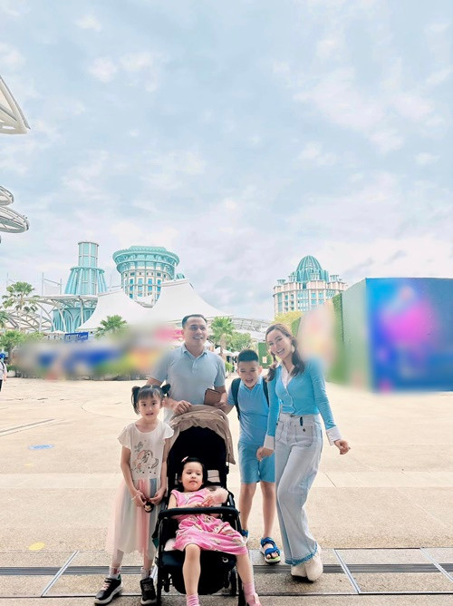 "Anh Voi thì hăng hái đẩy xe, xách đồ phụ ba mẹ. Nói ba mẹ vất vả rồi, để con giúp cho, gì cũng giành làm, lo lắng cho các em. Xu thì cứ đòi làm cùng, bảo mẹ nghỉ ngơi đi con tự lo được, để con chăm em. Mio thì mẹ nói em uống thêm nước cam của mẹ cho khỏe nhé, em bảo để mẹ uống đi. Đến khi mẹ nói để mẹ mua ly khác cho mẹ, em mới chịu uống. Có em cả nhà cười mệt nghỉ", Vy Oanh viết.