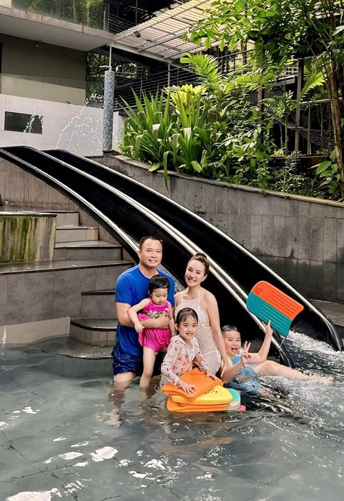 Vy Oanh sống bình yên bên chồng con ở tuổi 39.