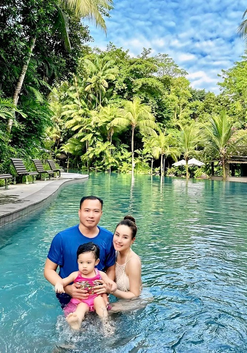 Nhiều người khen ngợi vợ chồng Vy Oanh nuôi dạy con khéo léo.