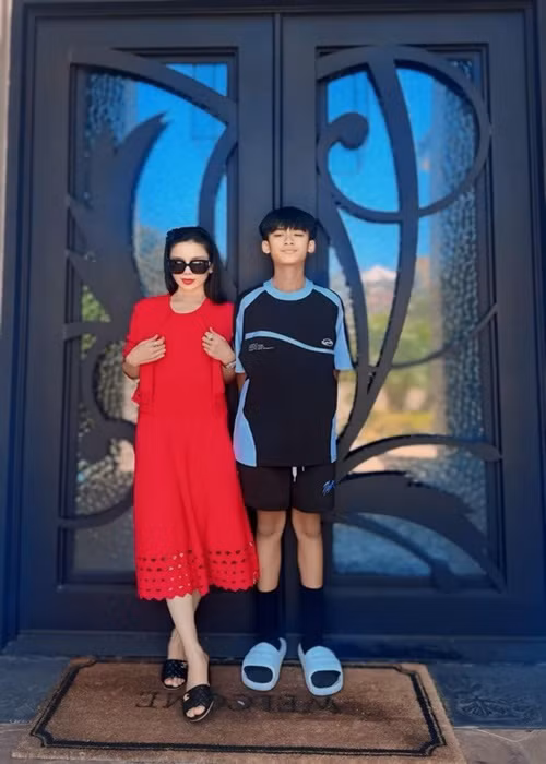 Từ khi chào đời, con trai Lệ Quyên đã "ngậm thìa vàng" vì mẹ là ca sĩ nổi tiếng, bố là ông chủ phòng trà. Năm 2017, Lệ Quyên mua căn nhà 1,5 triệu USD ở Mỹ dành cho con trai. "Chị đẹp" mong chờ lúc con trai hoàn thành chương trình học tại Việt Nam, cô sẽ đưa con sang Mỹ du học và sống tại đây. Ảnh: Gia Đình Xã Hội.