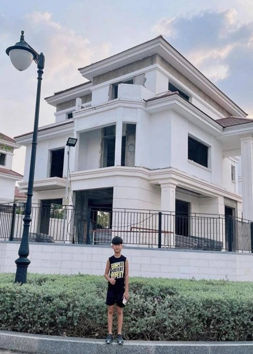 Kỳ Anh còn được bố chuẩn bị sẵn một căn biệt thự 200 tỷ đồng để dành tặng khi cậu trưởng thành và lập gia đình. Ảnh: Người Đưa Tin.