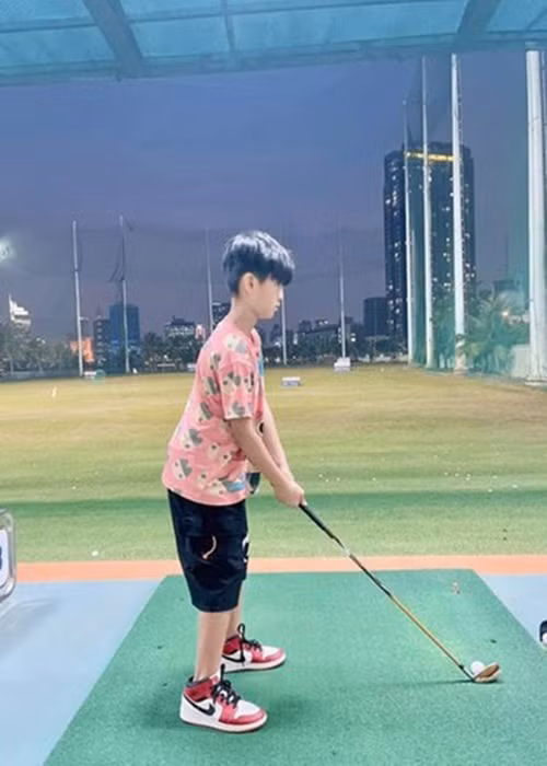 Kỳ Anh thường xuyên được bố đưa đi học đánh golf. Ảnh: FB Đức Huy.