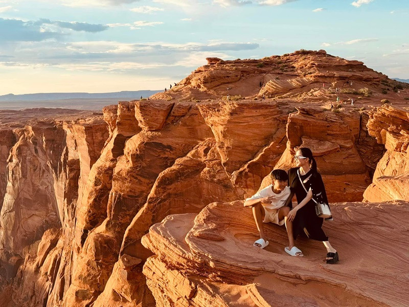 Lệ Quyên cho biết, việc vòng quanh thế giới mỗi dịp hè là trải nghiệm quý giá mà cô dành cho con trai. Ảnh: FB Lệ Quyên.