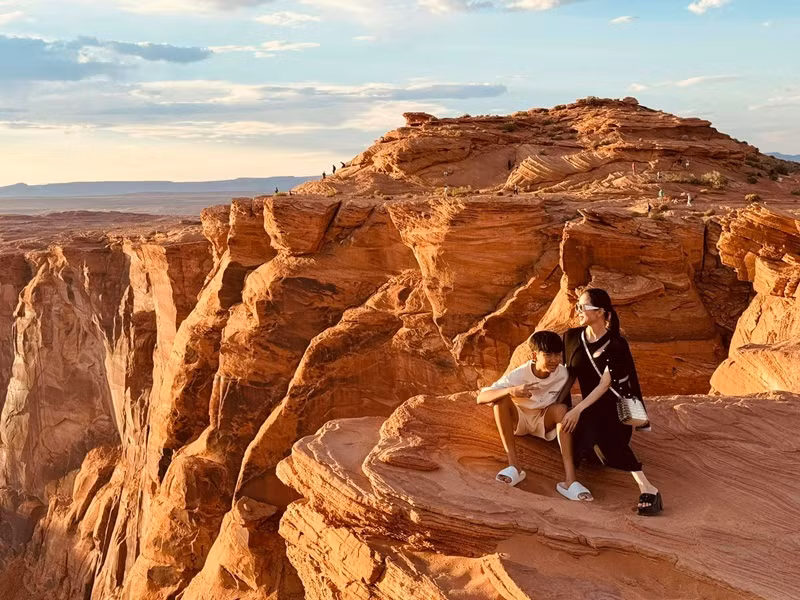 Lệ Quyên cho biết, việc vòng quanh thế giới mỗi dịp hè là trải nghiệm quý giá mà cô dành cho con trai. Ảnh: FB Lệ Quyên.