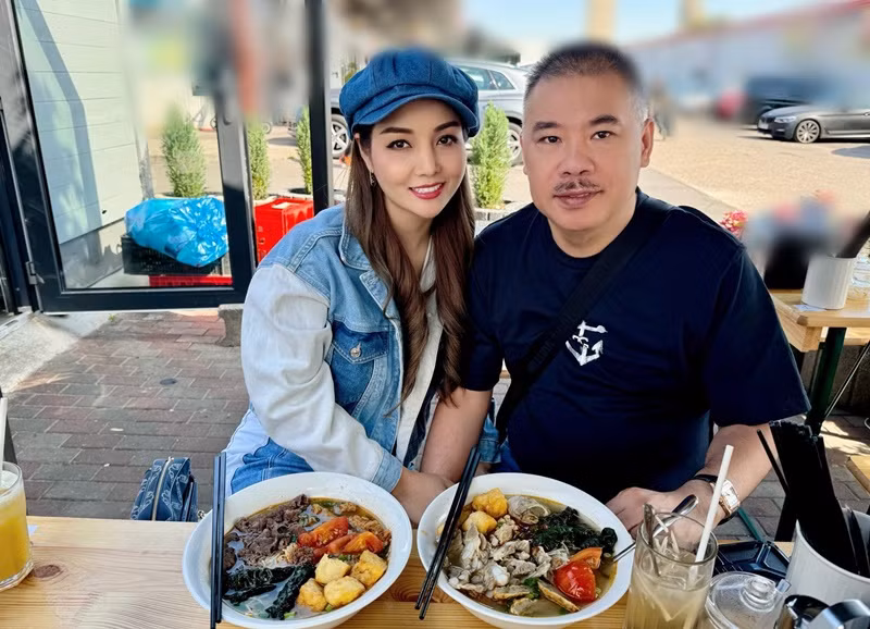 Vợ chồng Mai Thu Huyền khám phá các cảnh đẹp ở Đức, Pháp. Ngoài ra, cặp đôi còn ăn món Việt ở trời Tây.