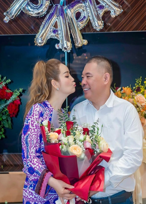 Hôn nhân bền chặt của Mai Thu Huyền được nhiều người ngưỡng mộ.