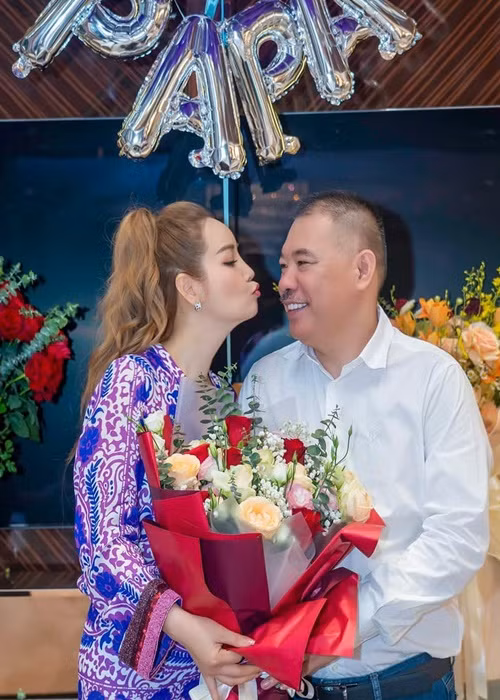 Hôn nhân bền chặt của Mai Thu Huyền được nhiều người ngưỡng mộ.