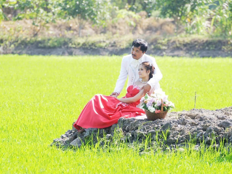 Cẩm Giang kém Phương Điền 23 tuổi và không hoạt động trong showbiz.