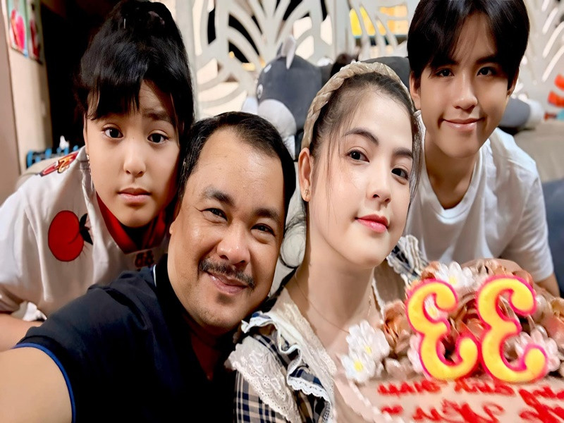 Mới đây, nam đạo diễn tổ chức sinh nhật ấm cúng cho vợ. "Sinh nhật vợ chỉ có vậy, một bánh kem nhỏ, một buổi ăn gia đình, những nụ cười và những bức hình lưu kỷ niệm. Cảm ơn em vợ yêu, người giữ lửa cho gia đình", Phương Điền chia sẻ.