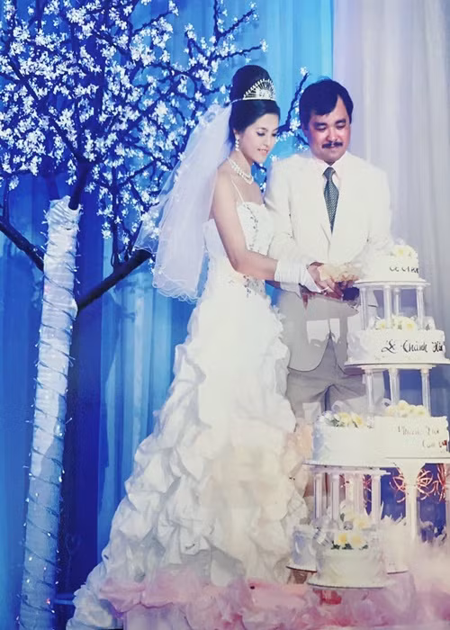 Vợ chồng Phương Điền tổ chức đám cưới chỉ sau ít tháng hẹn hò.