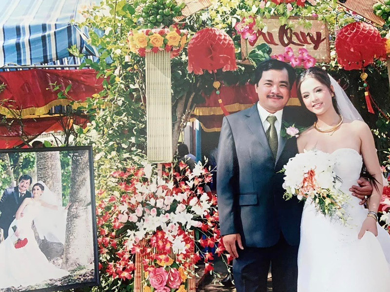 Đạo diễn phim Tiếng sét trong mưa chia sẻ trên Dân Việt, chuyện tình của vợ chồng anh giống như phim. Cẩm Giang lên Sài Gòn học nghề, ở trọ gần nhà Phương Điền. Dù Phương Điền rất muốn làm quen nhưng Cẩm Giang lại ngại ngùng. Sau đó, cả hai được hàng xóm mai mối.