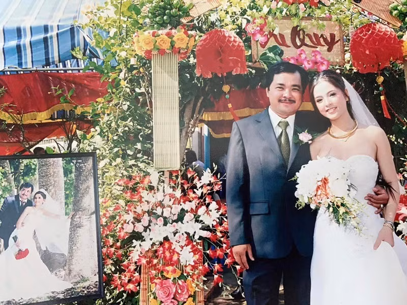 Đạo diễn phim Tiếng sét trong mưa chia sẻ trên Dân Việt, chuyện tình của vợ chồng anh giống như phim. Cẩm Giang lên Sài Gòn học nghề, ở trọ gần nhà Phương Điền. Dù Phương Điền rất muốn làm quen nhưng Cẩm Giang lại ngại ngùng. Sau đó, cả hai được hàng xóm mai mối.