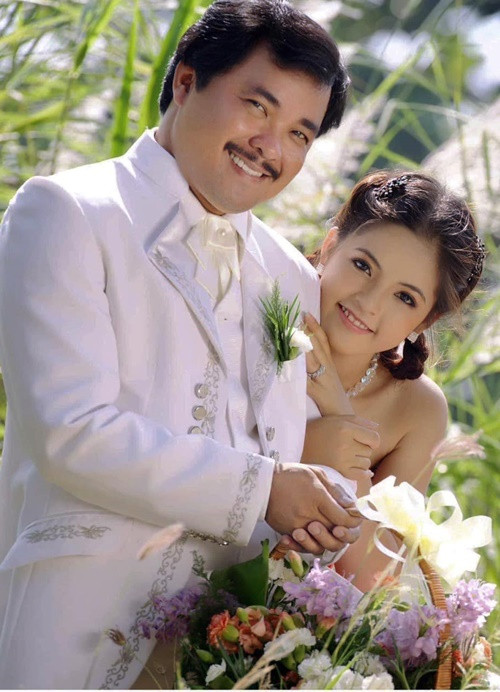 Năm 2010, khi 41 tuổi, Phương Điền kết hôn với Cẩm Giang.