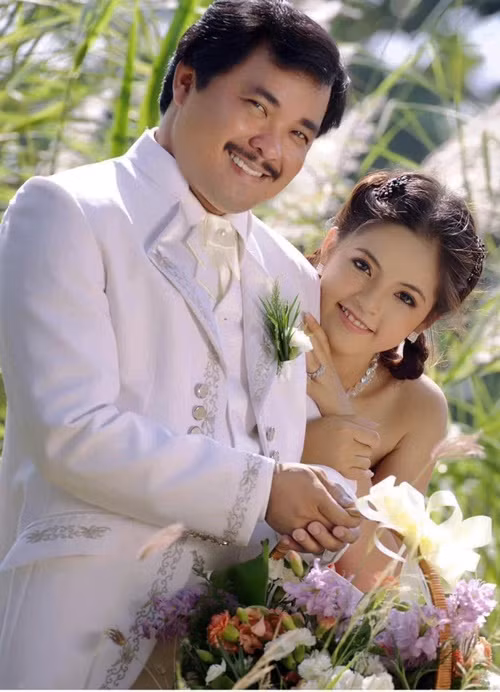 Năm 2010, khi 41 tuổi, Phương Điền kết hôn với Cẩm Giang.