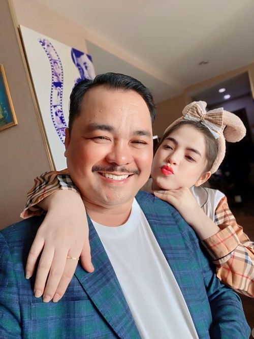 Nam đạo diễn phim Mẹ rơm khen vợ rất xinh lại hiền, không xài hàng hiệu, giỏi nội trợ, thông cảm, ủng hộ công việc làm phim của anh.