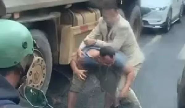 Công an lấy lời khai chú rể đánh tài xế trên đường đi rước dâu Cong an lay loi khai chu re danh tai xe tren duong di ruoc dau