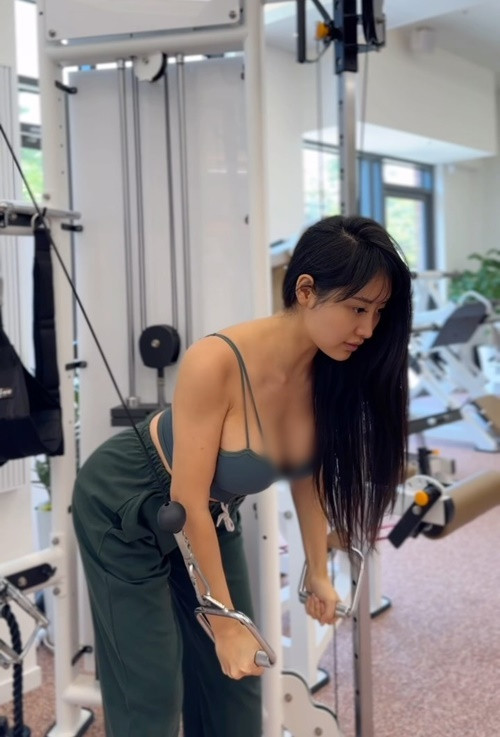 Vì diện áo xẻ sâu, hot girl người Hàn Quốc hớ hênh vòng một khi thực hiện các động tác.