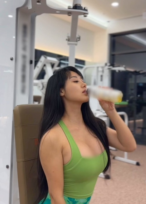 Rossy diện đồ tập đi muôn nơi.