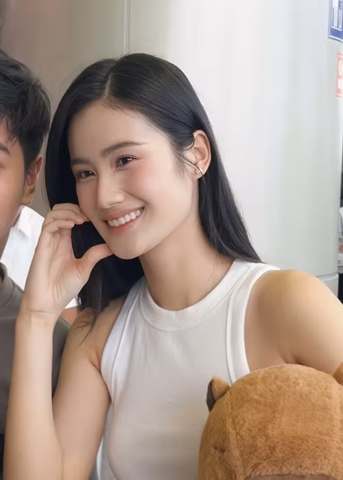 Ý Nhi và bạn trai hẹn hò được 7 năm. Từ cuối năm 2023, cả hai bắt đầu yêu xa khi Ý Nhi du học.