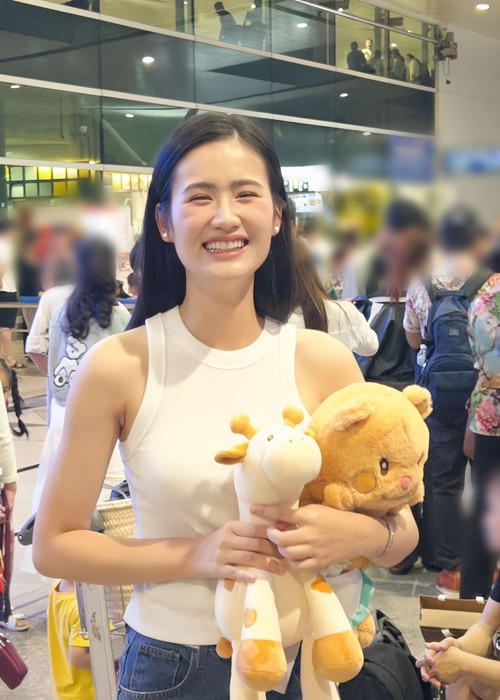 Trên trang cá nhân, Ý Nhi viết: "Hết kỳ nghỉ rồi, mình đi học lại thôi".