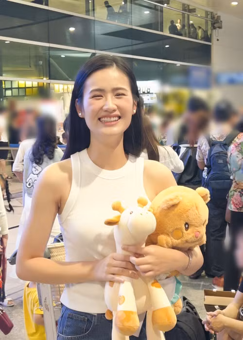 Trên trang cá nhân, Ý Nhi viết: "Hết kỳ nghỉ rồi, mình đi học lại thôi".