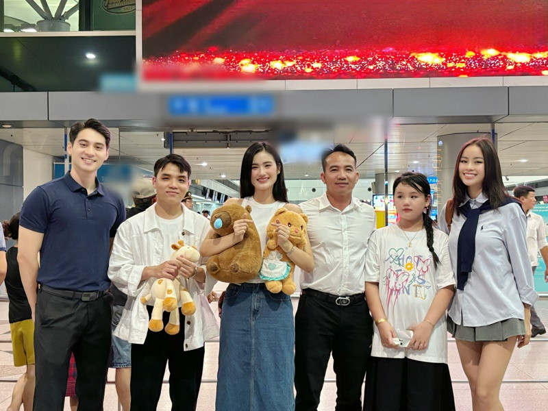 Anh Kiệt (thứ hai bên trái) - bạn trai Ý Nhi có mặt tại sân bay để tiễn người đẹp. Ngoài ra, bố và em gái của Ý Nhi cũng có mặt.