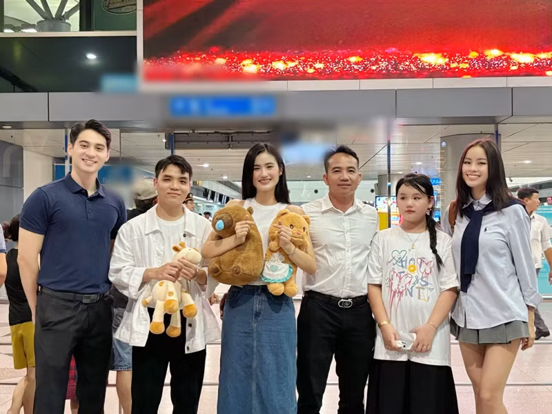 Anh Kiệt (thứ hai bên trái) - bạn trai Ý Nhi có mặt tại sân bay để tiễn người đẹp. Ngoài ra, bố và em gái của Ý Nhi cũng có mặt.