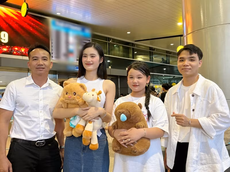  Hoa hậu Ý Nhi vừa trở lại Úc để tiếp tục việc học sau hơn 1 tháng nghỉ hè ở Việt Nam.