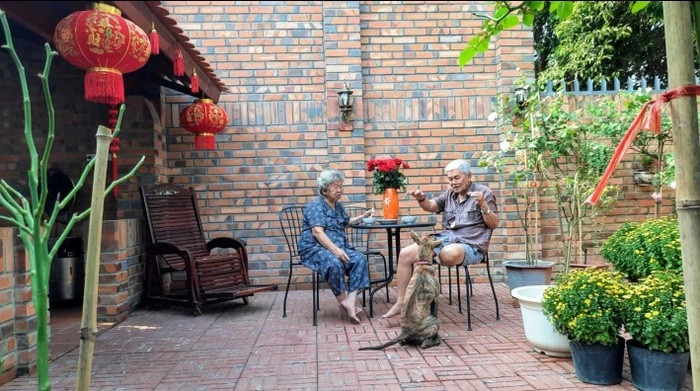 Vợ chồng U90 làm vườn hoa hồng hàng chục gốc ở Bình Dương - Hình 3 Vo chong U90 lam vuon hoa hong hang chuc goc o Binh Duong-Hinh-3