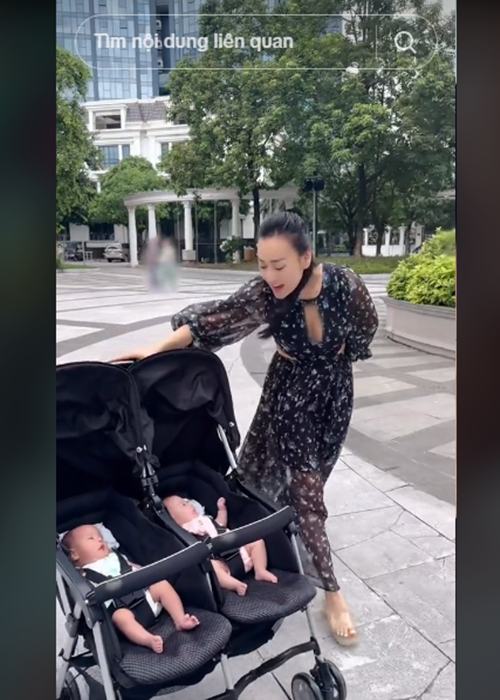 Nữ diễn viên chia sẻ hình ảnh đưa các con đi tắm nắng.