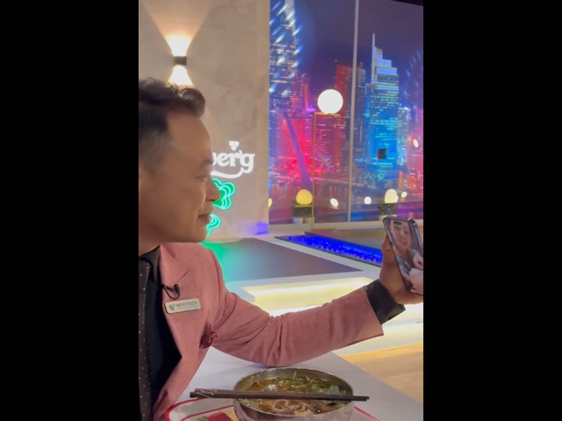 Trước đó, nam doanh nhân đăng tải clip trò chuyện cùng Phương Oanh, nói nhớ cơm nhà khi đi quay hình. "Cơm đoàn nhớ cơm nhà. Ở nhà vợ nuôi béo mầm, đi cày 18h/ngày phát giảm ngay mấy cân", Phương Oanh chia sẻ.