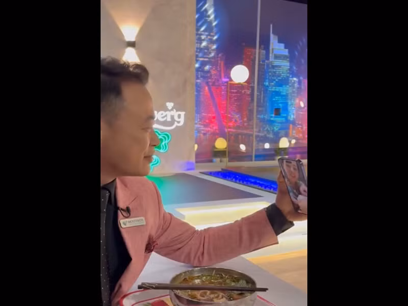 Trước đó, nam doanh nhân đăng tải clip trò chuyện cùng Phương Oanh, nói nhớ cơm nhà khi đi quay hình. "Cơm đoàn nhớ cơm nhà. Ở nhà vợ nuôi béo mầm, đi cày 18h/ngày phát giảm ngay mấy cân", Phương Oanh chia sẻ.