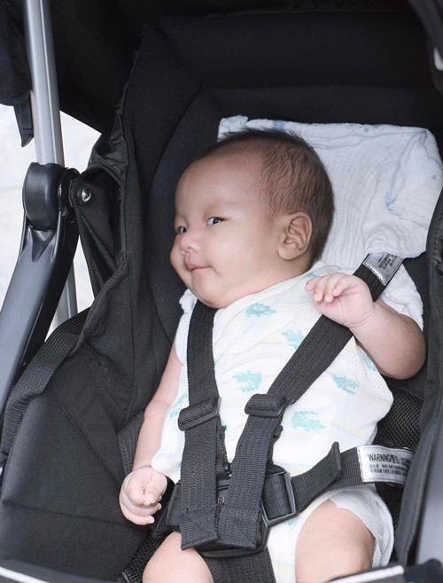 Bị bạn bè trêu "đẻ thuê", Phương Oanh chia sẻ: "Các cháu sao y giống Bình vẻ ngoài còn tất cả sự đáng yêu là sao y mẹ Oanh nhé".