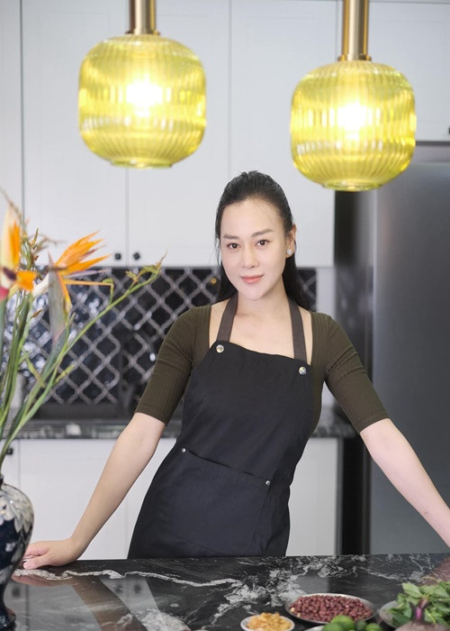 Nữ diễn viên phim Hương vị tình thân nấu nướng trở lại sau ít tháng sinh nở.
