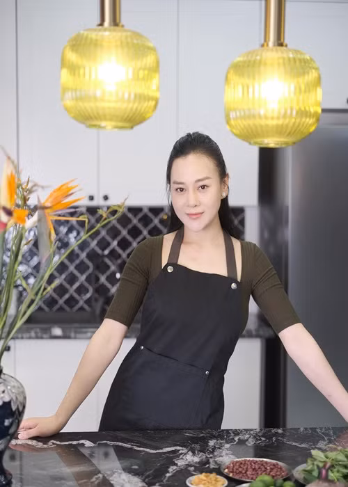 Nữ diễn viên phim Hương vị tình thân nấu nướng trở lại sau ít tháng sinh nở.