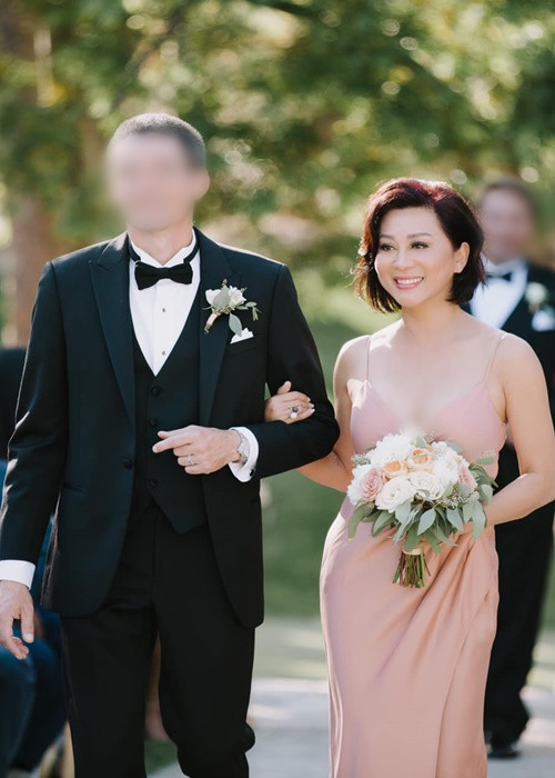 Giữ được vóc dáng săn chắc, quyến rũ, Kỳ Duyên tự tin diện trang phục cắt xẻ táo bạo.