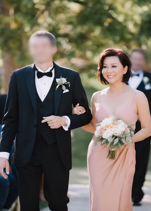 Giữ được vóc dáng săn chắc, quyến rũ, Kỳ Duyên tự tin diện trang phục cắt xẻ táo bạo.