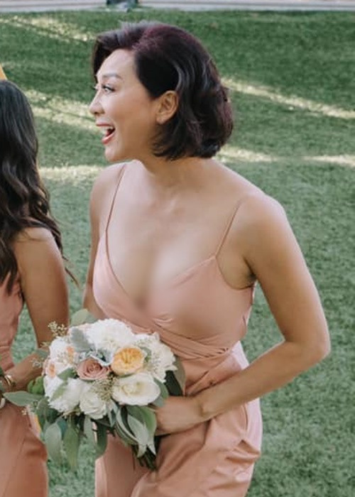 Nữ MC diện váy xẻ ngực sâu khi dự đám cưới.