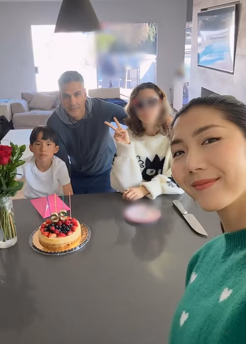 Ngọc Quyên khoe con trai thân thiết với Elias Radd: "Tôi vui khi thấy con trai - bé Jiraiya rất thích người yêu của mẹ vì anh ấy quan tâm đến cảm xúc và nuông chiều con. Mỗi lần gặp nhau, cả hai thân thiết như bạn bè, chơi đùa, tâm sự".