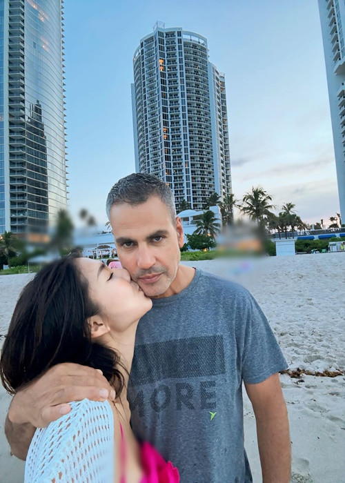 Khoảnh khắc chân dài sinh năm 1988 hôn má người yêu ngoại quốc.