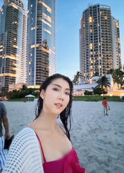 Ngọc Quyên mặc gợi cảm trong chuyến du lịch biển.